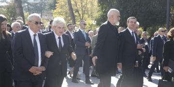 FOTOT/ Miq dhe kundërshtarë në homazhet e nderit për ish-kryeministrin Nano, Kurti pranë Ali Ahmetit, duke biseduar gjithashtu me Ramën. Berisha dhe Begaj nuk ishin të pranishëm.