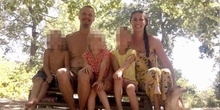 Familja e izoluar humbet kujdestarinë e tre fëmijëve pas ndërhyrjes së autoriteteve italiane.