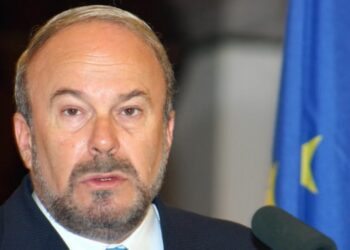 Fatos Nano, figura përputhëse e politikës, ka lënë gjurmë në qeveri dhe në burg: një njoftim mbi kontributin e tij të rëndësishëm në kalimin e pushtetit