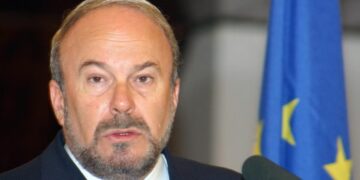 Fatos Nano, figura përputhëse e politikës, ka lënë gjurmë në qeveri dhe në burg: një njoftim mbi kontributin e tij të rëndësishëm në kalimin e pushtetit