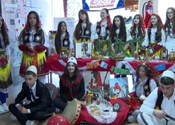 Festimet shkollore: Një spektakël i gjimnazistëve të Tiranës për ruajtjen e folklorit shqiptar