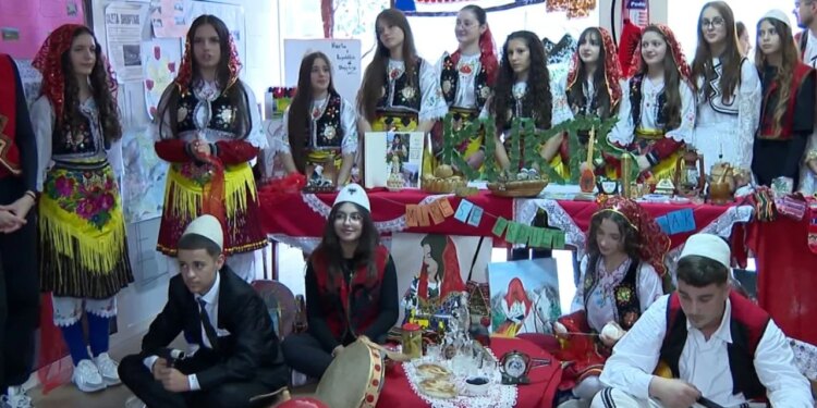 Festimet shkollore: Një spektakël i gjimnazistëve të Tiranës për ruajtjen e folklorit shqiptar