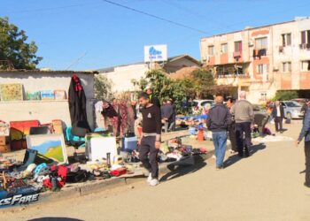 Fiks Fare: Banorët e Rrugës 'Jordan Misja' kalojnë mes automjeteve, trotuarët janë të mbushur me tregtarë ambulantë: Po punojmë për të siguruar bukën e përditshme.