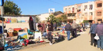 Fiks Fare: Banorët e Rrugës 'Jordan Misja' kalojnë mes automjeteve, trotuarët janë të mbushur me tregtarë ambulantë: Po punojmë për të siguruar bukën e përditshme.