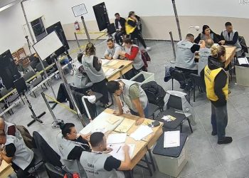 Fillon procesi i numërimit të votave në një nga VNV-të e Beratit