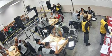 Fillon procesi i numërimit të votave në një nga VNV-të e Beratit