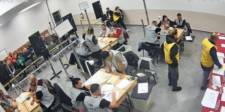 Fillon procesi i numërimit të votave në një nga VNV-të e Beratit