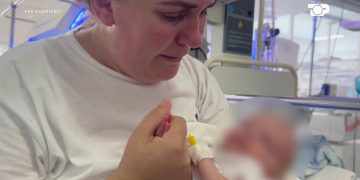 Finalja e “Për Shqiptarët”: Dearti kthehet i shëruar në studio, gjyshe Alia takon për herë të parë nipin e saj.