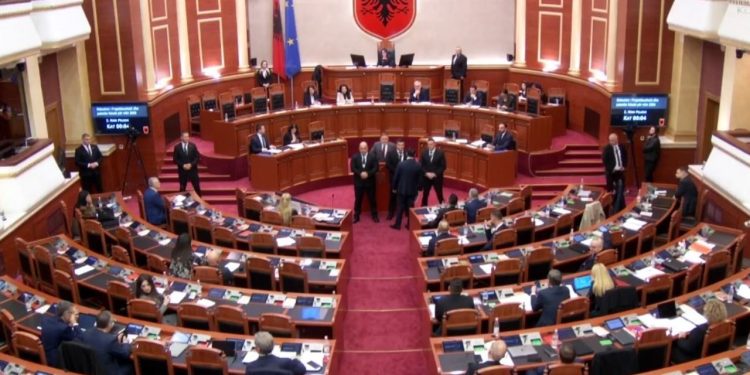 “Financimi i dedikohet ministrisë me të meta, Balliu e akuzon, Balluku përgjigjet: Vjedhjen e ke pasur si edukatë nga familja/ Intervenon garda”