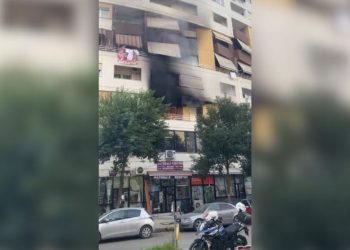Flakët përfshin një apartament në zonën e Astirit, pa raportime për të lënduar.