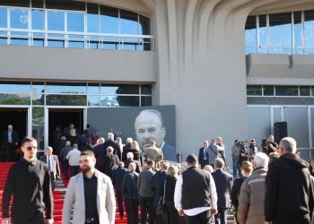 Foto/ Qytetarët në radhë të gjata për t'i dhënë lamtumirën e fundit ish-kryeministrit Fatos Nano