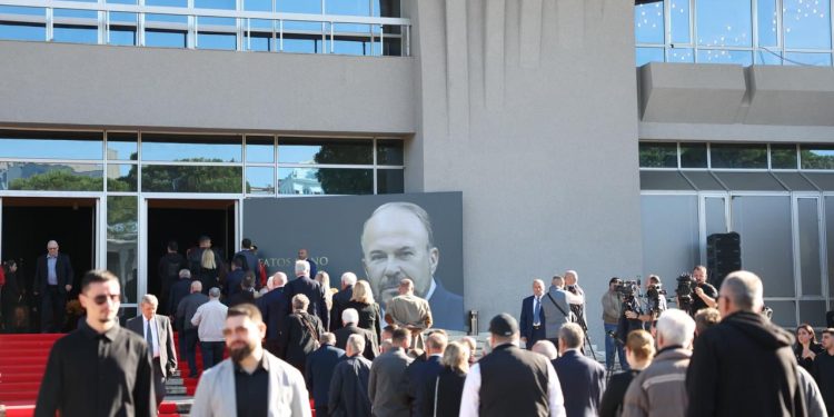 Foto/ Qytetarët në radhë të gjata për t'i dhënë lamtumirën e fundit ish-kryeministrit Fatos Nano