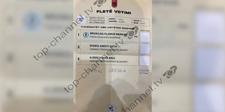 Foto/ Qytetari në Vlorë hedh votën për… Ermal Dredhën, pa asnjë kandidat në fletë.