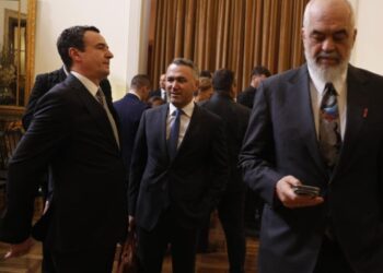 Fotolajm/ Rama i angazhuar me telefonin, reagon Albin Kurti. Momente të paobservuara nga samiti me liderët e rajonit.