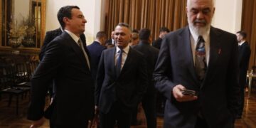 Fotolajm/ Rama i angazhuar me telefonin, reagon Albin Kurti. Momente të paobservuara nga samiti me liderët e rajonit.