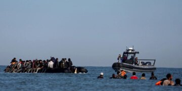 Franca vepron: Forcat e sigurisë do të ndalojnë gomonet me emigrantë në Kanalin e La Mansh-it. Cilat janë ndryshimet pas muajsh presioni nga Britania?