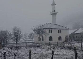 Fshatrat malore të Librazhdit mbulohet nga bora, rrugët vazhdojnë të jenë të kalueshme.