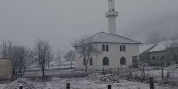 Fshatrat malore të Librazhdit mbulohet nga bora, rrugët vazhdojnë të jenë të kalueshme.