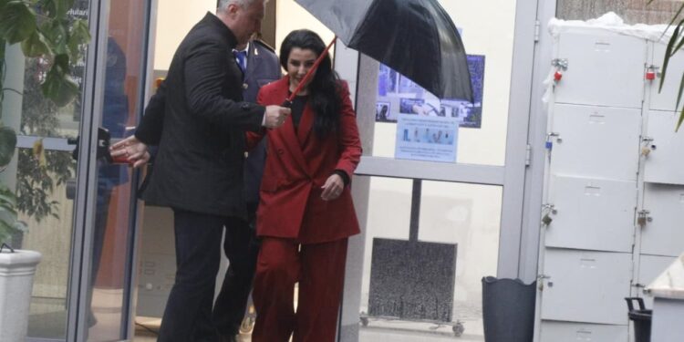 GJKKO publikon vendimin pas seancës për pezullimin nga detyra të Belinda Ballukut dhe ndalimin e përdorimit të pasaportës.