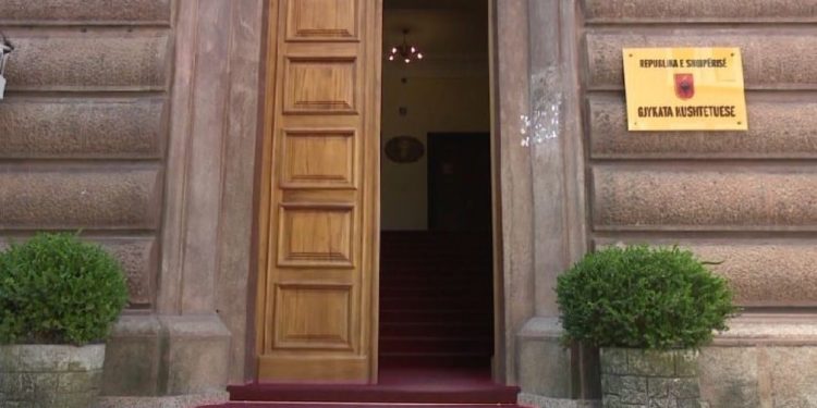 Gara e pavërtetë për Kushtetuesen/ Zbulohen shkeljet në proces, Sokol Sadushi injoroi rregullat dhe e shpalli Asim Vokshin si fitues.