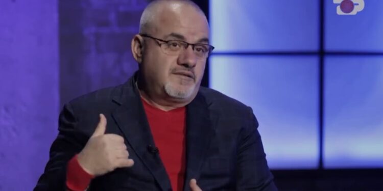 Gazetari Artan Hoxha shpallet persona non grata nga Greqia, ndërsa deputeti i PS, Ardit Bido, reagoi: Abuzim i madh me vlerat evropiane.