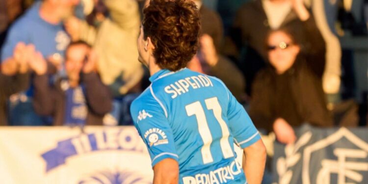 Goli i gjashtë në kampionat, sulmuesi shqiptar që ende nuk ka marrë një thirrje nga Sylvinho, vazhdon të jetë në formë të shkëlqyer në Itali.