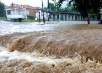 Greqia përballohet me kushte ekstreme të motit: fshatra në izolim, shtëpi dhe sipërfaqe bujqësore nën ujë.
