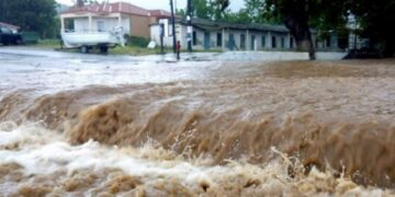 Greqia përballohet me kushte ekstreme të motit: fshatra në izolim, shtëpi dhe sipërfaqe bujqësore nën ujë.