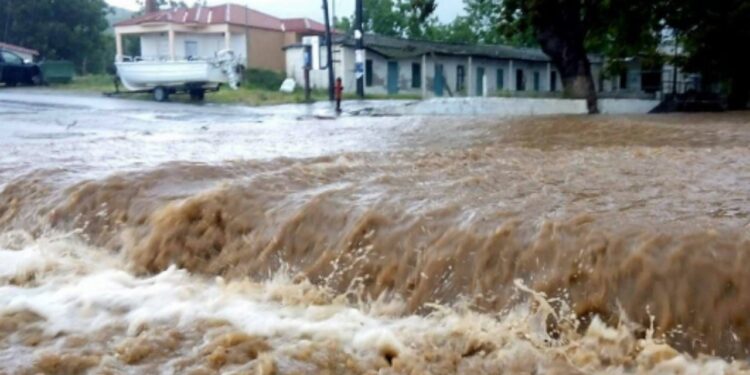 Greqia përballohet me kushte ekstreme të motit: fshatra në izolim, shtëpi dhe sipërfaqe bujqësore nën ujë.
