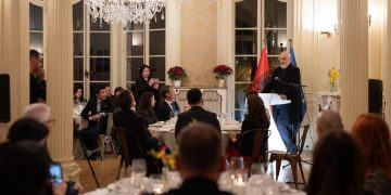 Hapja e kapitullit të negociatave me BE/ Rama nga Brukseli: "Përkundër kushteve të jashtme, brenda është ngrohtë"