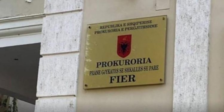 Hetim ndaj mjekut në Fier për mos ofrimin e shërbimeve mjekësore në spitalin publik dhe përfitime në sektorin privat.