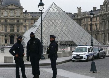 Hetimet e fundit zbulonin mangësi të sigurimit në Luvër, duke zbuluar fjalëkalimet dhe sistemet bazë që ishin të përdorura në muze.