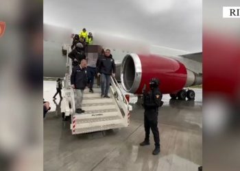 I dënuar me 30 vjet burg për vrasje, deportohet me charter nga SHBA Kamer Duhanxhiu