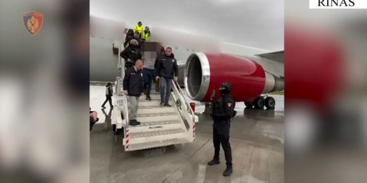 I dënuar me 30 vjet burg për vrasje, deportohet me charter nga SHBA Kamer Duhanxhiu