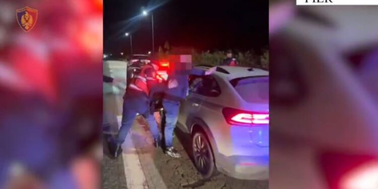 I hoqën me forcë mjetin 41-vjeçarit, një nga autorët e ngjarjes arrestohet, duke lëvizur me armë sportive.