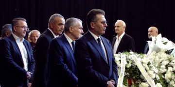 Homazhet për Fatos Nanon, përfaqësues të opozitës marrin pjesë në ceremoni, Mediu: Njeri i mendimit dhe tolerancës