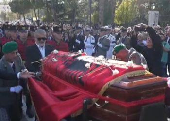 Fatos Nano drejt banesës së fundit/ Ish-kryeministri nderohet me medaljen “Ylli i Madh i Mirënjohjes Publike”