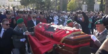 Fatos Nano drejt banesës së fundit/ Ish-kryeministri nderohet me medaljen “Ylli i Madh i Mirënjohjes Publike”