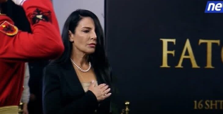 Belinda Balluku braktiset nga socialistët, shkon e vetme në homazhet për Fatos Nanon