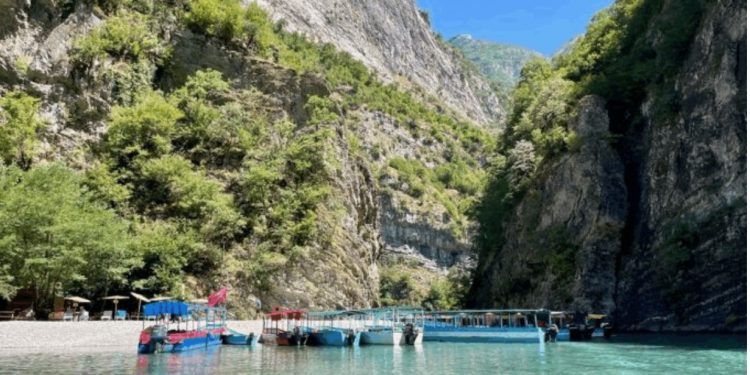 “Express”: Shqipëria, “Tajlanda e Evropës”, një parajsë tropikale vetëm pak orë larg Britanisë