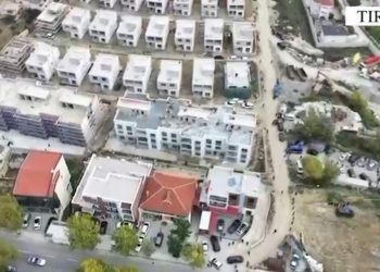 EMRAT/ Goditja te vilat e Oligarkëve, lejuan ndërtimin pa leje në një kompleks në Sauk, pranga 5 inspektorëve të IMT
