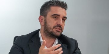 Skandali i ujit: Super hajduti i Ballukut, Klevis Jahaj shpërndau miliona për oligarkët, ndërsa shqiptarët vuajnë për një pikë ujë!