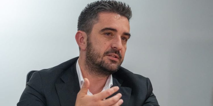 Skandali i ujit: Super hajduti i Ballukut, Klevis Jahaj shpërndau miliona për oligarkët, ndërsa shqiptarët vuajnë për një pikë ujë!