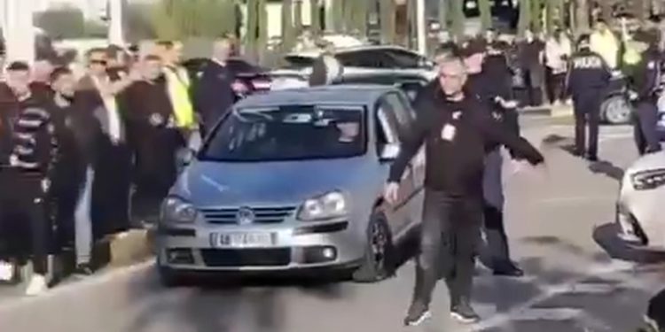 Vrasje në Rinas, autorët qëlluan drejt një Benzi të bardhë, vetë u larguan me Toyota Yaris
