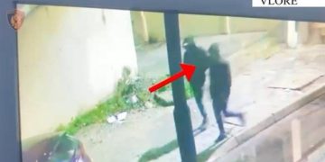 EMRAT/ Dogjën qëllimisht dy automjetet në Vlorë, arrestohet autori në kërkim edhe bashkëpuntori i tij