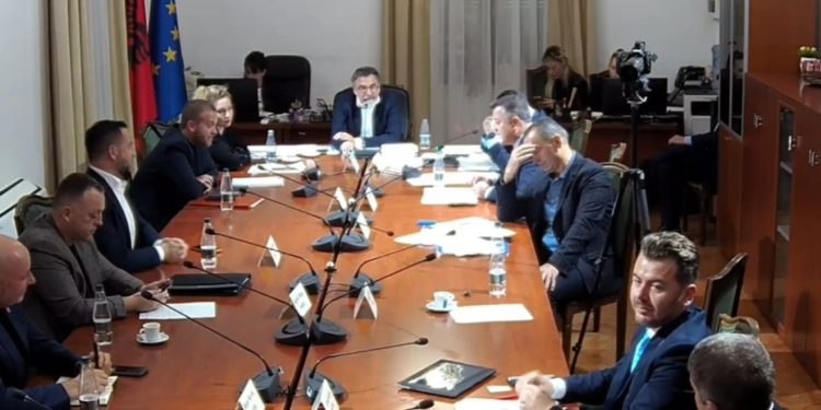 “Të paktën unë jam burrë në të gjitha drejtimet”, plas keq mes Nokës dhe ministrit Vëngu: Me ligjin që miratuat, ju se dini kujt gjinie i përkisni…