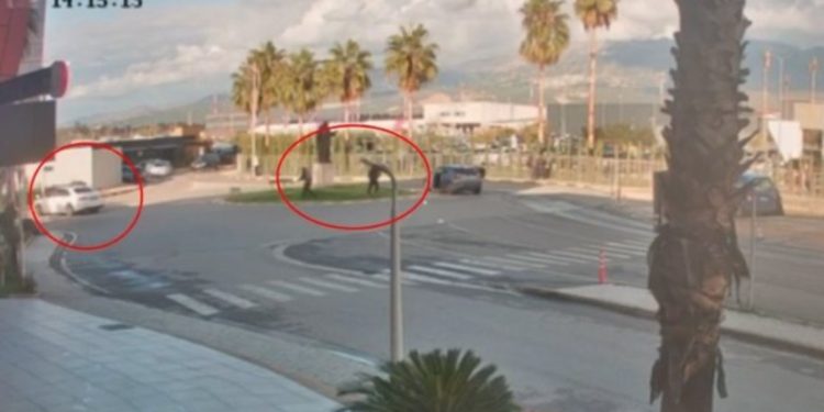 Burra që vrapojnë të tmerruar nga të shtënat e makina që largohen me shpejtësi skëterrë! Çfarë nuk u “vu re” nga atentati mafioz ndaj Gilmando Danit në Rinas