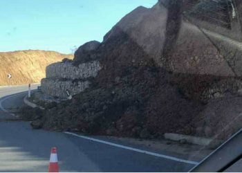 Na kushtoi 260 milionë euro/ Balluku e përuroi dy muaj më parë, rruga Qukës-Qafë Plloçë nis të shembet