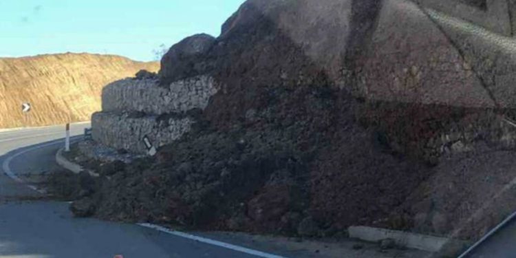 Na kushtoi 260 milionë euro/ Balluku e përuroi dy muaj më parë, rruga Qukës-Qafë Plloçë nis të shembet