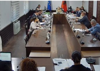 “Lëre aman”/ Erion Braçe përplaset me zv.Ministren e Infrastrukturës: Na trembët deputet, qetësohuni